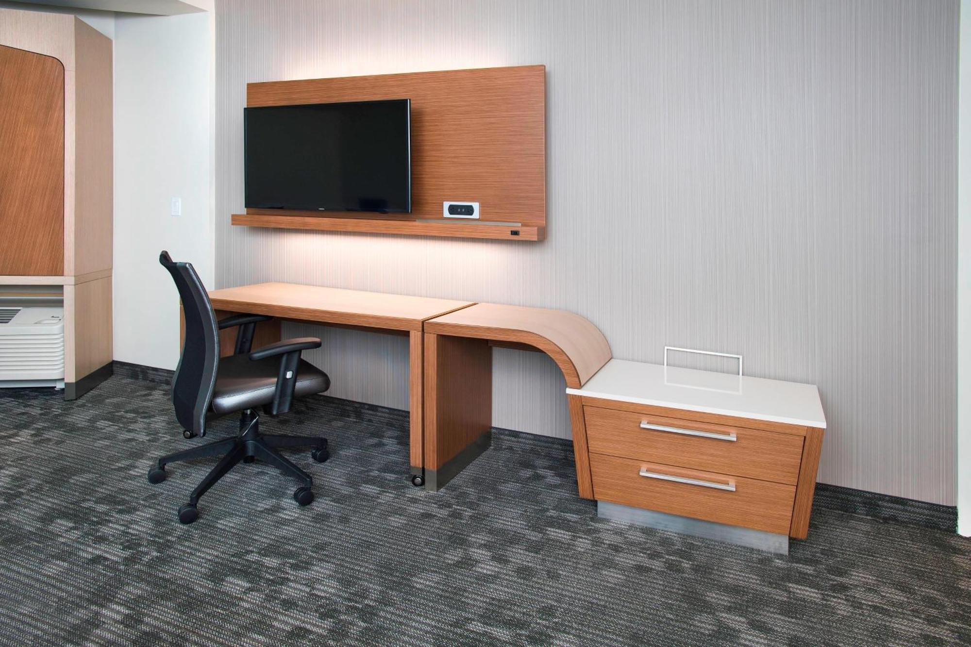 Courtyard By Marriott Hotel